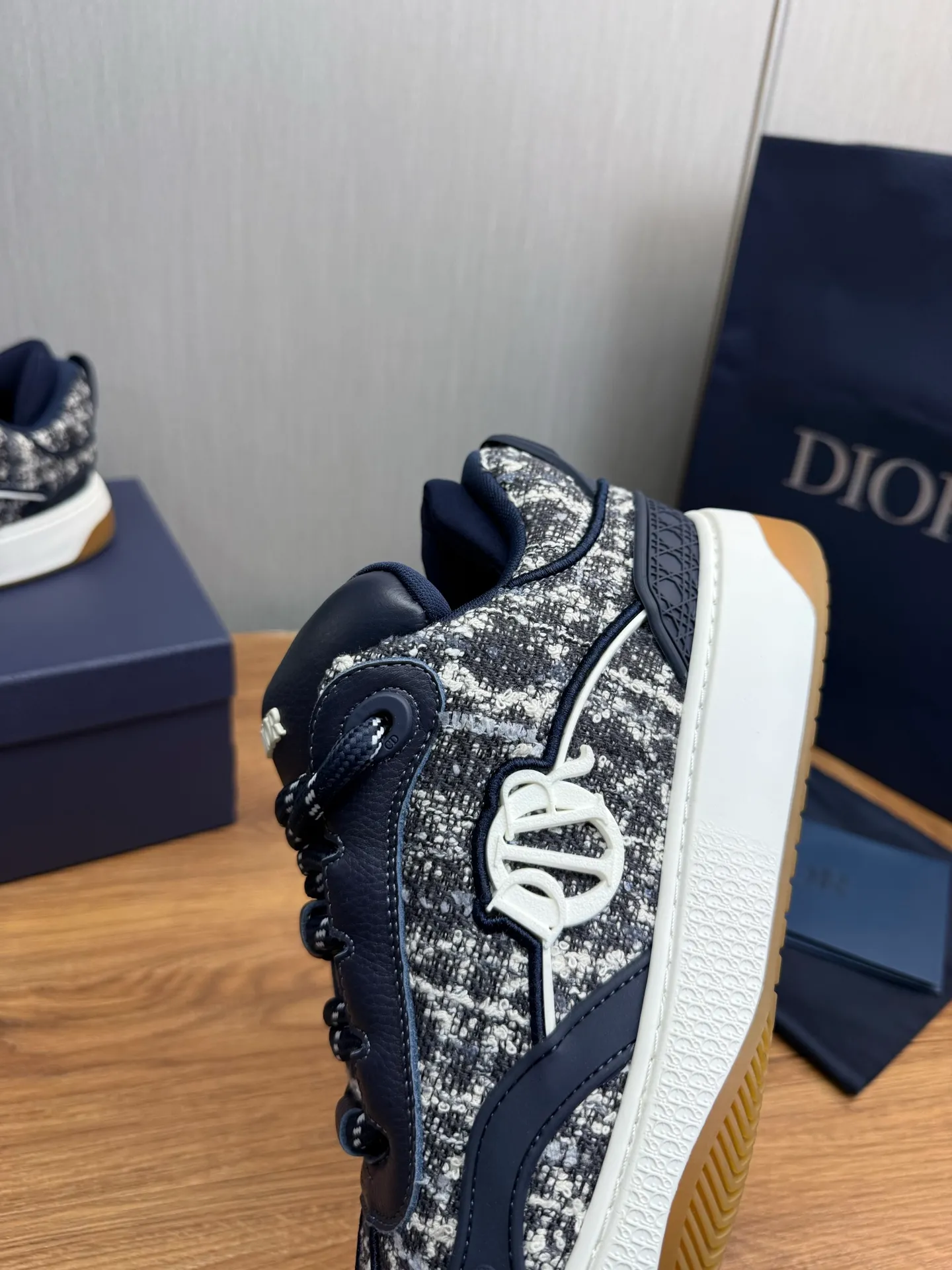Men's shoes 💰800💰 Dior sneakers enrich the classic series with fashionable retro style. Carefully crafted, they can be paired with casual looks all year round. Dad Shoes style shoes that follow the trend of the retro market ▪️ Fabric: Original custom embroidered cowhide ▪️ Lining: Imported breathable mesh ▪️ Sole: Original molded non-slip outsole ▪️ Size: 38-45 (45 is custom-made and cannot be returned)